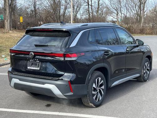 Deep Black Pearl Effect 2026 Volkswagen Tiguan 2.0T S