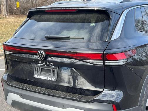 Deep Black Pearl Effect 2026 Volkswagen Tiguan 2.0T S