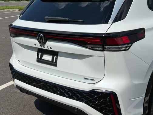 2025 Volkswagen Tiguan 2.0T SE R-Line Black