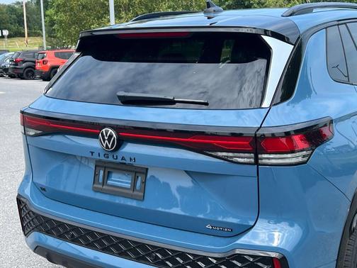 2025 Volkswagen Tiguan 2.0T SE R-Line Black