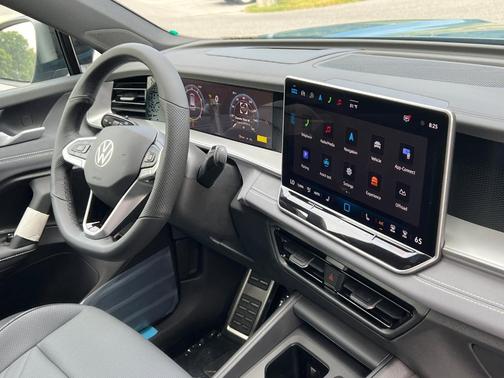 2025 Volkswagen Tiguan 2.0T SE R-Line Black