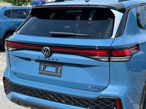 2025 Volkswagen Tiguan 2.0T SE R-Line Black