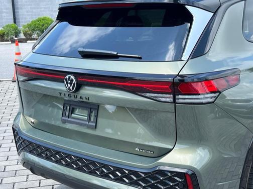 2025 Volkswagen Tiguan 2.0T SE R-Line Black