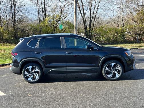 Deep Black Pearl Effect 2026 Volkswagen Taos 1.5T SE