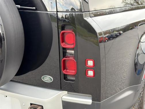 2023 Land Rover Defender SE