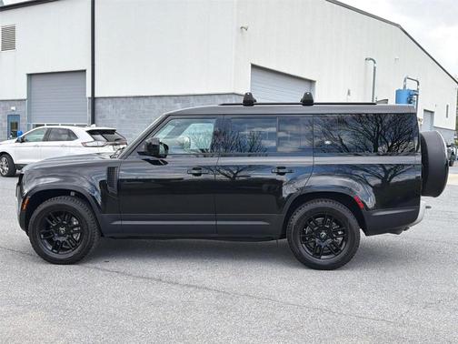 2023 Land Rover Defender SE