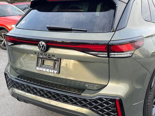 Avocado Green  W/Black Roof 2026 Volkswagen Tiguan 2.0T SE R-Line Black