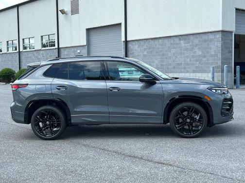 2025 Volkswagen Tiguan 2.0T SE R-Line Black