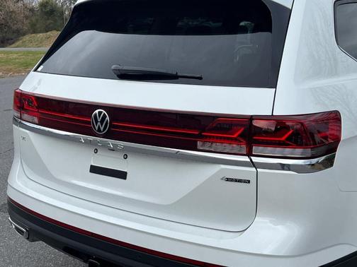 Opal White Pearl 2026 Volkswagen Atlas 2.0T SE W/TECHNOLOGY