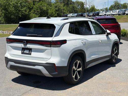 Pure White 2026 Volkswagen Tiguan 2.0T SE