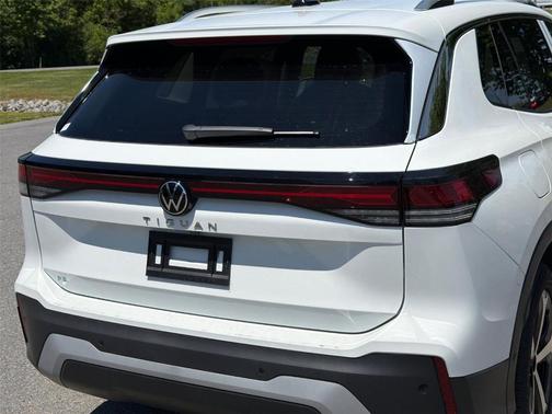 Pure White 2026 Volkswagen Tiguan 2.0T SE