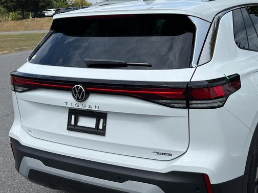 2025 Volkswagen Tiguan 2.0T SE