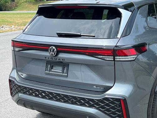 2025 Volkswagen Tiguan 2.0T SE R-Line Black