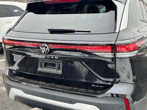 Deep Black Pearl Effect 2026 Volkswagen Tiguan 2.0T SE