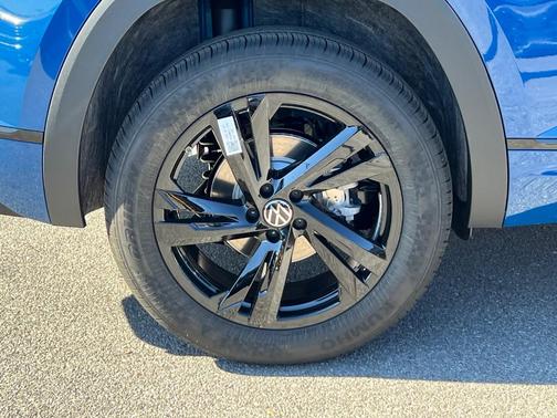 2025 Volkswagen Atlas Cross Sport 2.0T SEL R-Line Black