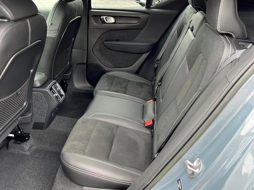 2022 Volvo XC40 T5 R-Design