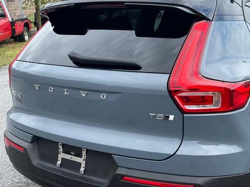 2022 Volvo XC40 T5 R-Design
