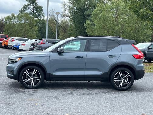 2022 Volvo XC40 T5 R-Design