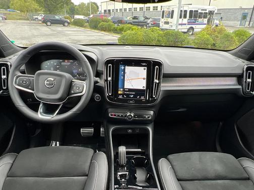 2022 Volvo XC40 T5 R-Design