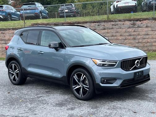 2022 Volvo XC40 T5 R-Design