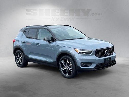 2022 Volvo XC40 T5 R-Design