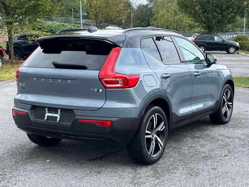 2022 Volvo XC40 T5 R-Design