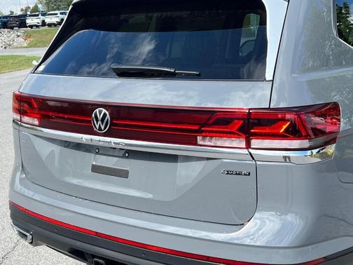 Pure Gray 2026 Volkswagen Atlas 2.0T SE w/Technology