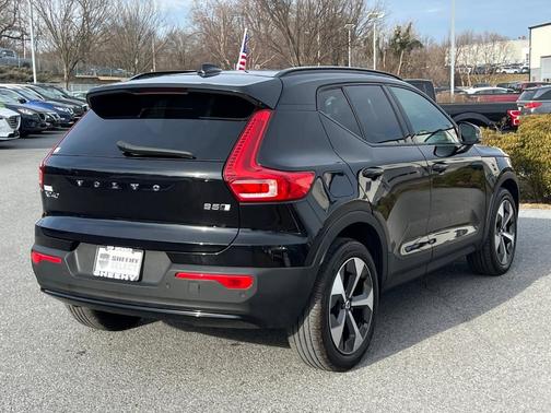 2023 Volvo XC40 B5 Plus Dark Theme