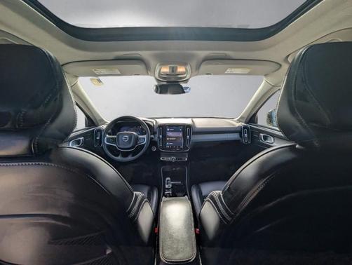 2023 Volvo XC40 B5 Plus Dark Theme