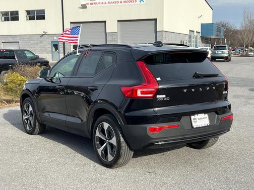 2023 Volvo XC40 B5 Plus Dark Theme