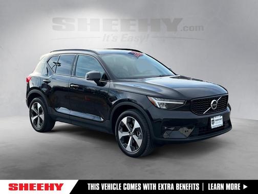 2023 Volvo XC40 B5 Plus Dark Theme