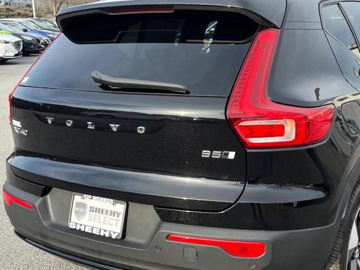 2023 Volvo XC40 B5 Plus Dark Theme