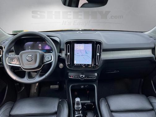 2023 Volvo XC40 B5 Plus Dark Theme