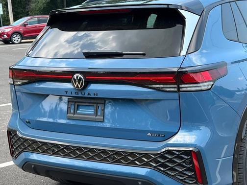 2025 Volkswagen Tiguan 2.0T SE R-Line Black