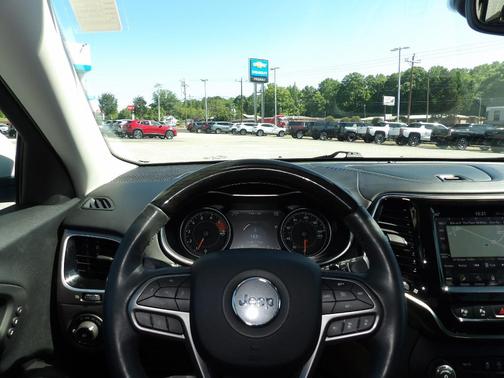 White 2019 Jeep Cherokee Overland