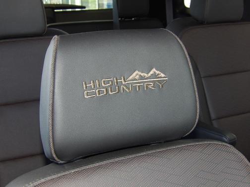 Gray 2023 Chevrolet Traverse High Country