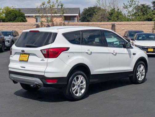 Oxford White 2019 Ford Escape SE