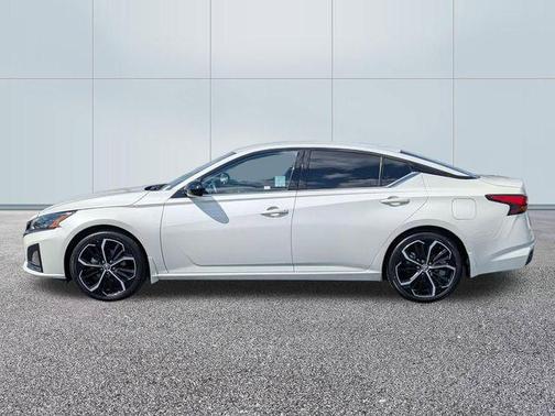 Pearl White Tricoat 2023 Nissan Altima SR FWD