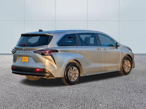 2023 Toyota Sienna LE