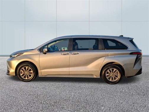 2023 Toyota Sienna LE