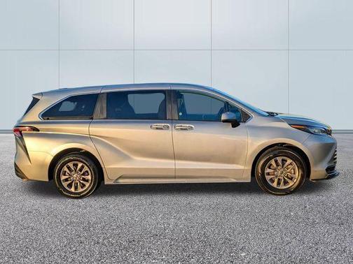 2023 Toyota Sienna LE