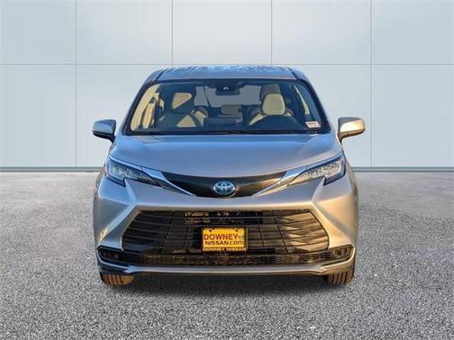 2023 Toyota Sienna LE