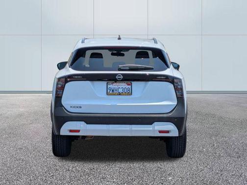 Fresh Powder 2026 Nissan Kicks SV