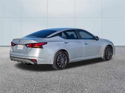 2022 Nissan Altima S FWD