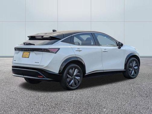 Everest White Pearl Tricoat/Black Diamond Pearl 2023 Nissan ARIYA ENGAGE