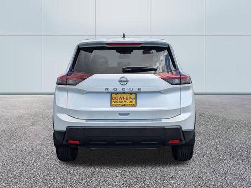 Everest White Pearl Tricoat 2026 Nissan Rogue SV