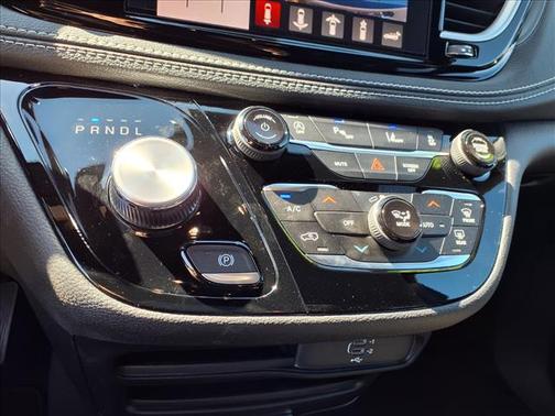 Diamond Black 2026 Chrysler Pacifica Select