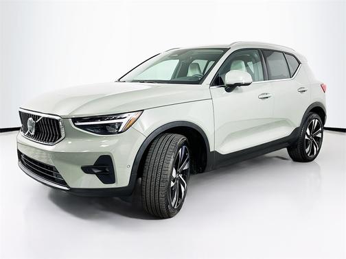 2025 Volvo XC40 B5 Ultra Bright Theme