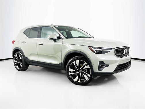 2025 Volvo XC40 B5 Ultra Bright Theme