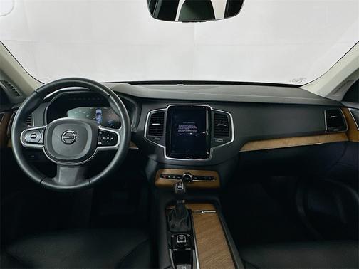 2022 Volvo XC90 T6 Momentum
